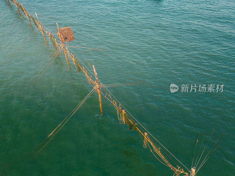 在日出时分的越南Tra Vinh省，渔民在海上拉鱼竿上的渔网的鸟瞰图，当地人称之为Day hang khoi